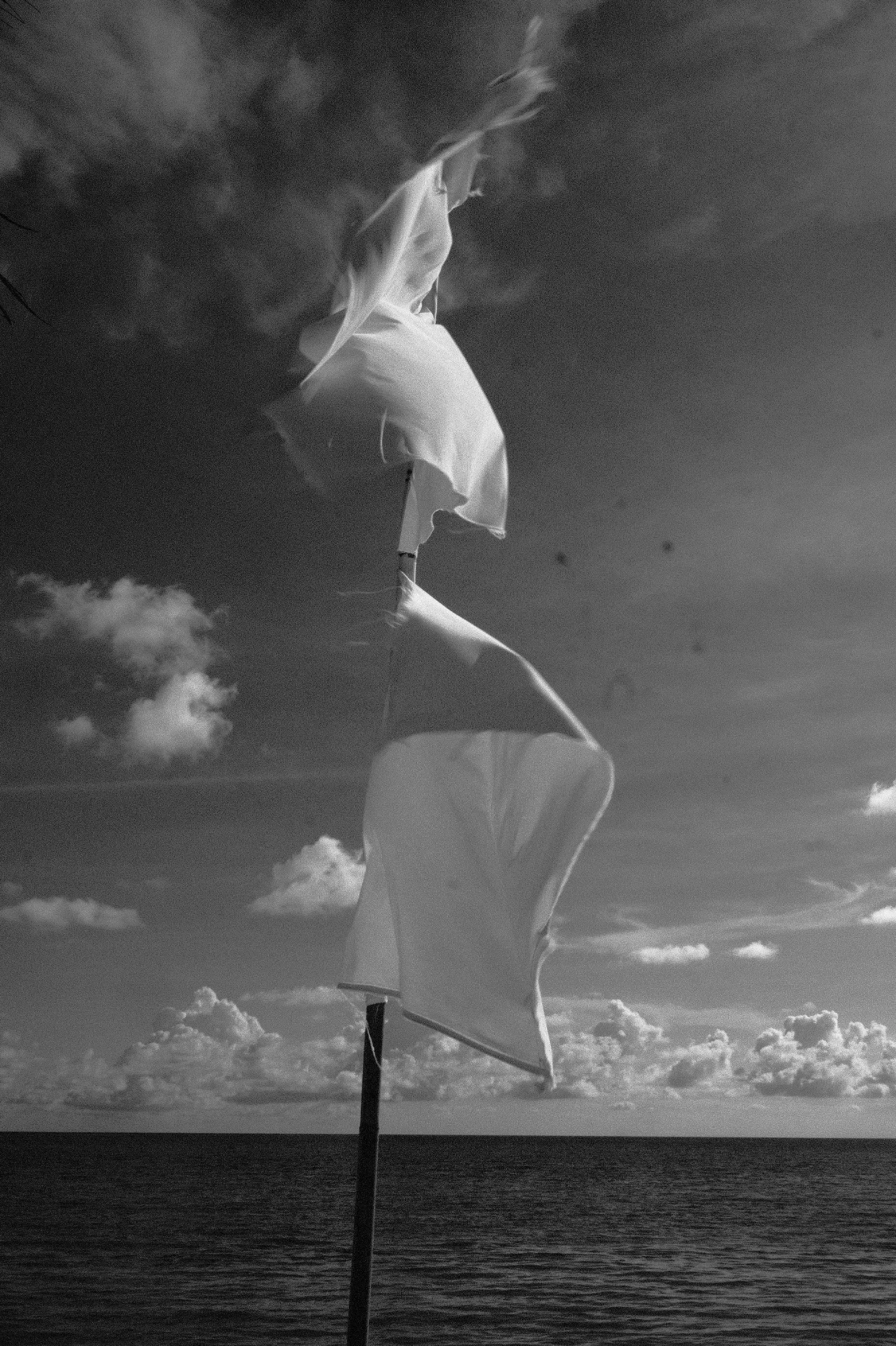 Drapeaux au vent — general photo by Rechute, scored 7.1/10 by REVIEWR's AI critique