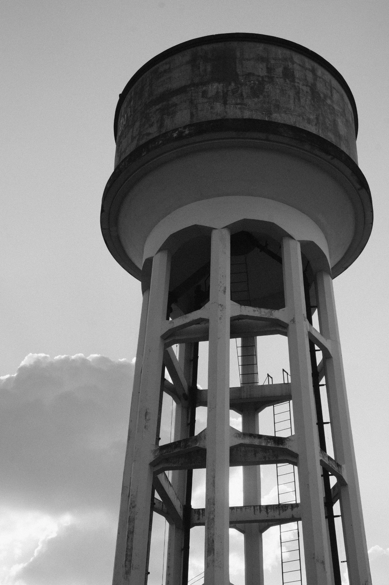 Géométrie Imposante — general photo by Rechute, scored 7.0/10 by REVIEWR's AI critique