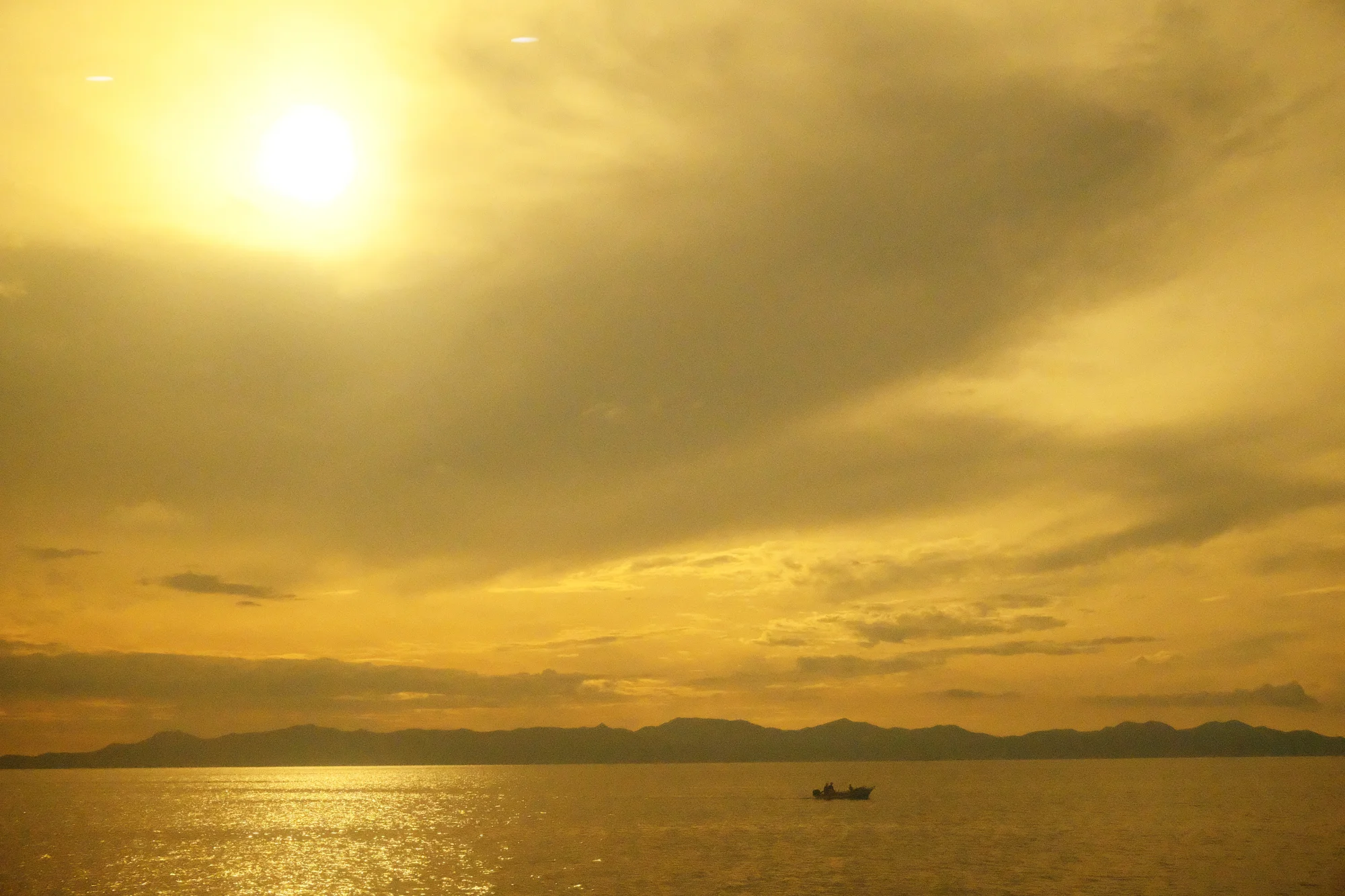 Bateau dans l'immensité dorée — general photo by Rechute, scored 6.9/10 by REVIEWR's AI critique
