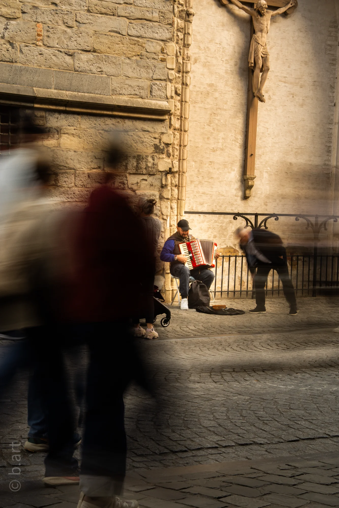 🎯 People at Work - Musician at work — general photo by B.art, scored 8.0/10 by REVIEWR's AI critique