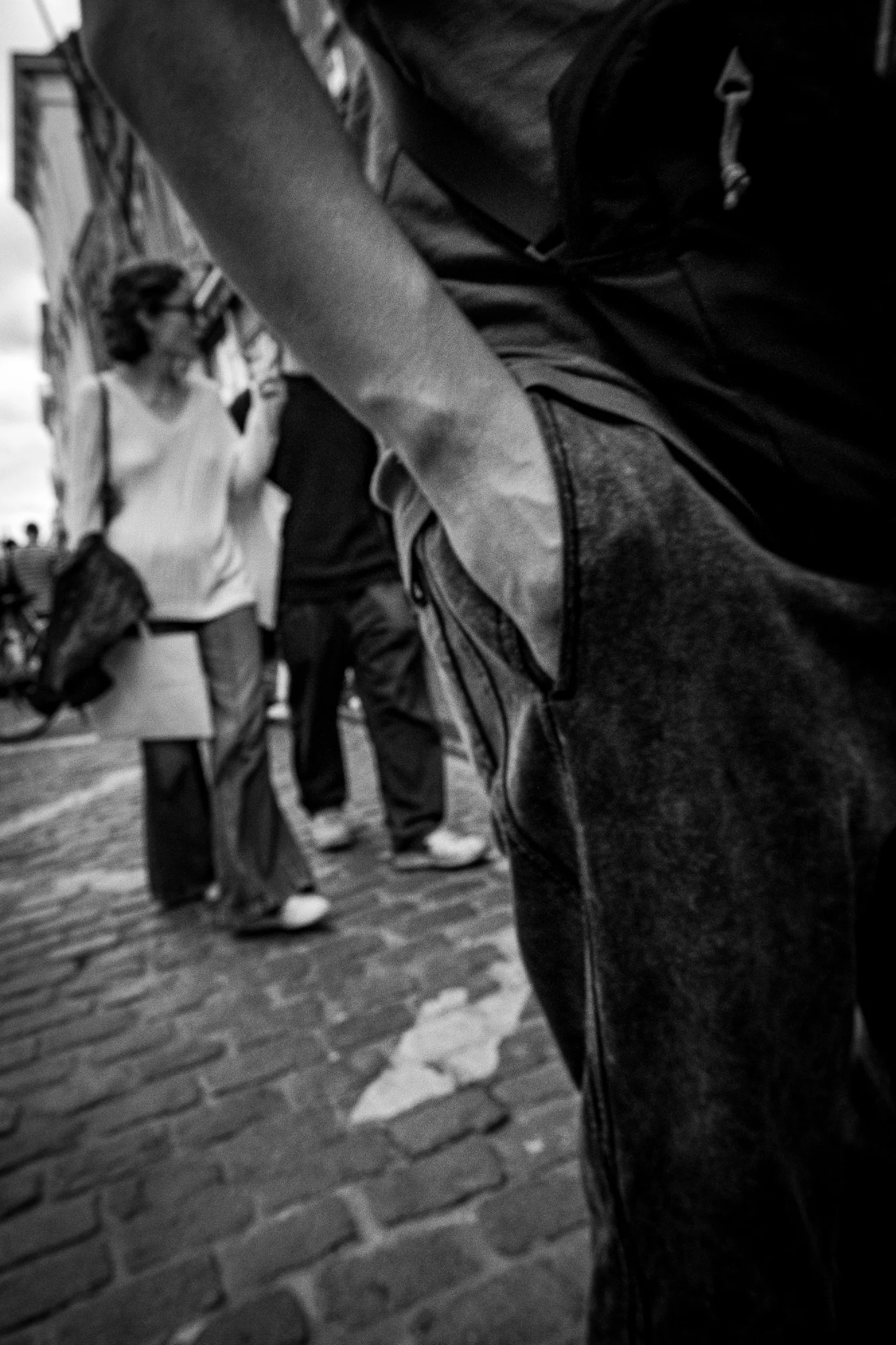 Hand in Zak op Straat — general photo by B.art, scored 7.2/10 by REVIEWR's AI critique