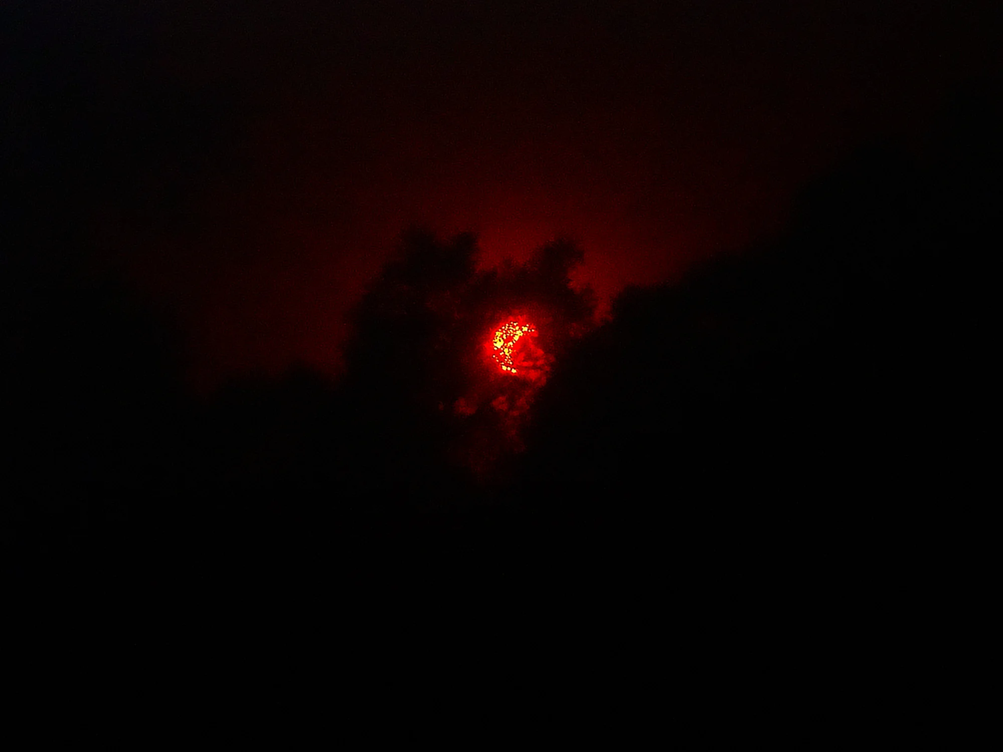 eclipse solaire — landscape photo by Gurgul Iliam, scored 5.3/10 by REVIEWR's AI critique