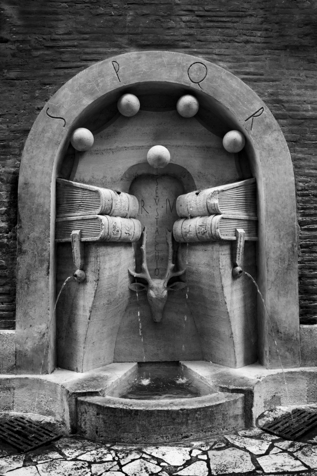 π― Perfect Symmetry - La Fontana dei Lib β general photo by Elm, scored 7.2/10 by REVIEWR's AI critique