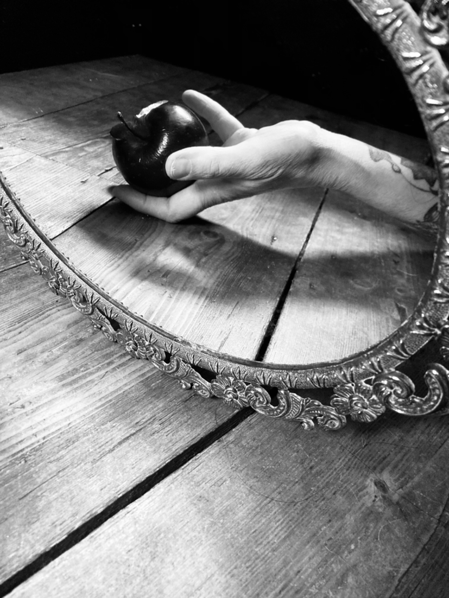 🎯 Mirror World - Oblivion — general photo by Elm, scored 8.4/10 by REVIEWR's AI critique