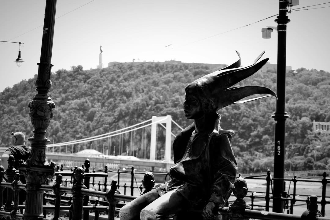 Street photo by Elek, scored 6.8/10 by REVIEWR's AI critique