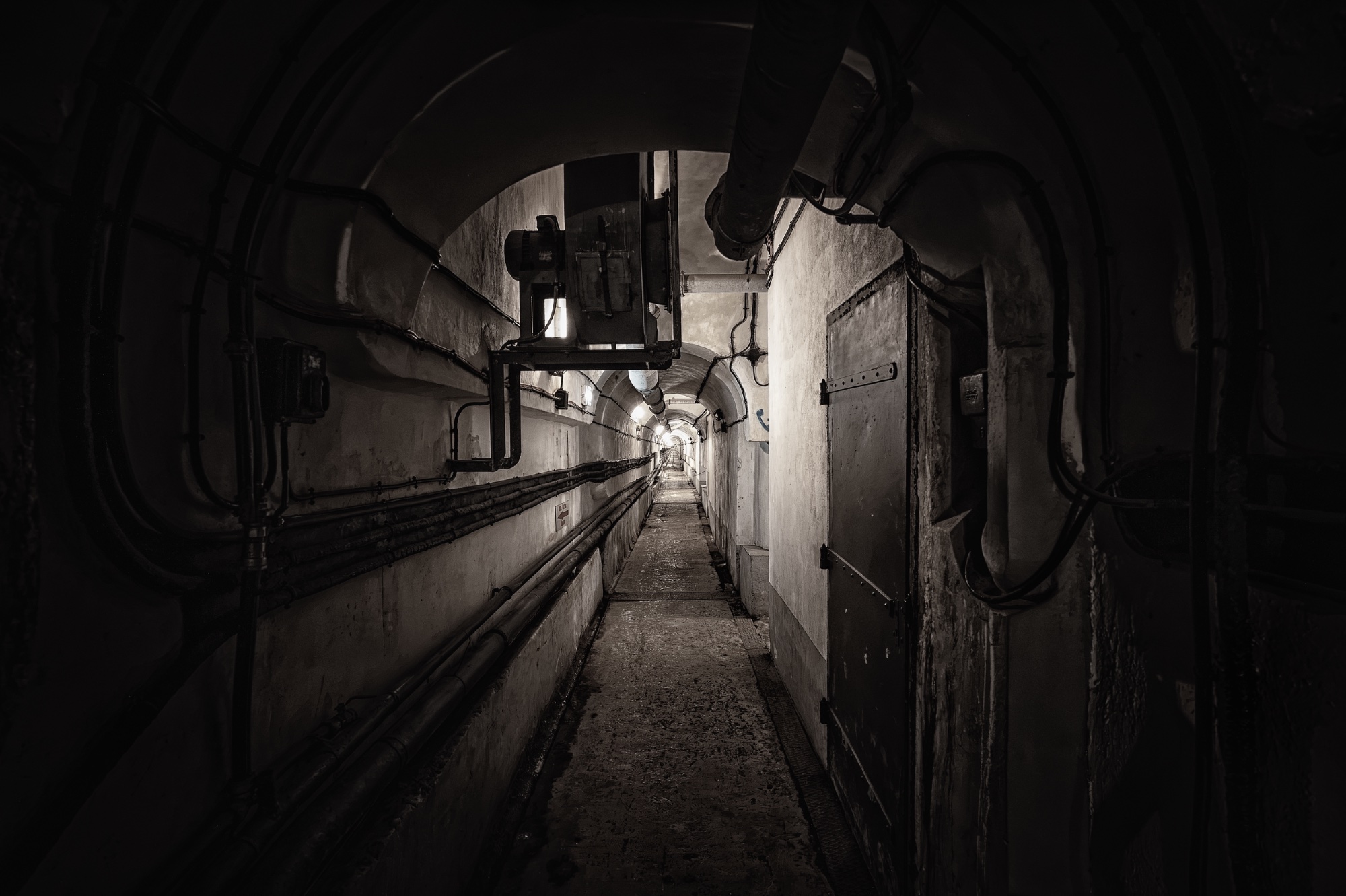 Der endlose Schacht — architecture photo by Tama, scored 8.3/10 by REVIEWR's AI critique