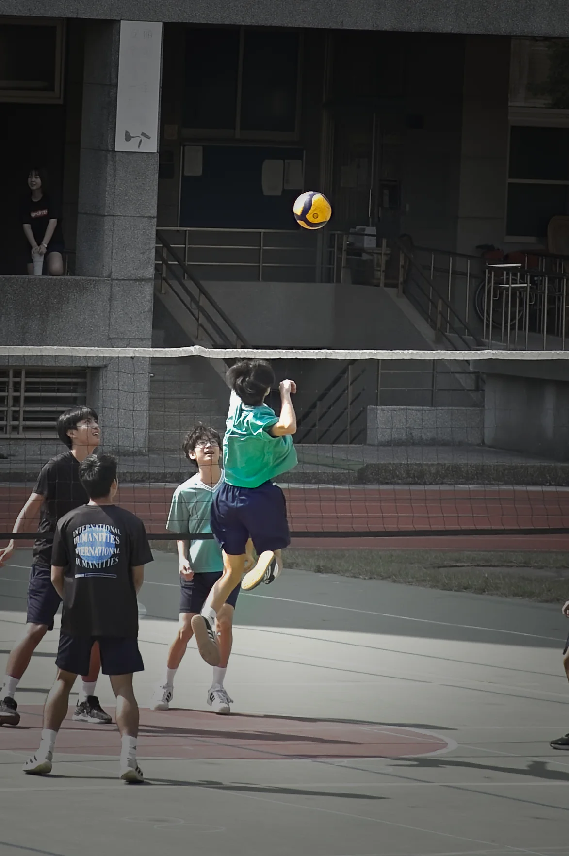 殺球前的瞬間 — sports photo by kyomu, scored 6.3/10 by REVIEWR's AI critique