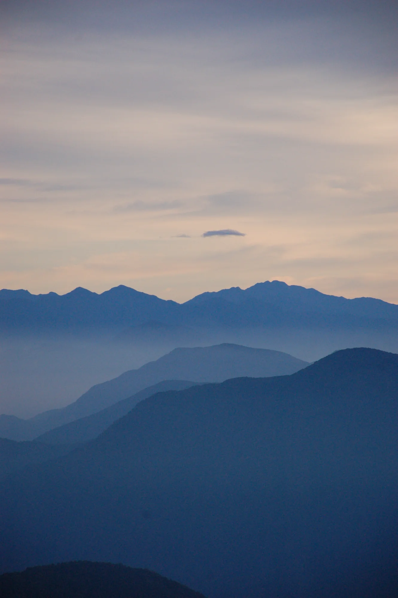 清晨的山脈 — landscape photo by kyomu, scored 7.8/10 by REVIEWR's AI critique