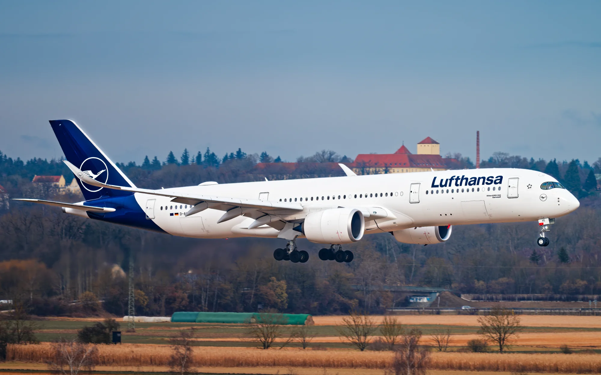 A350 im Anflug — general photo by f, scored 5.8/10 by REVIEWR's AI critique
