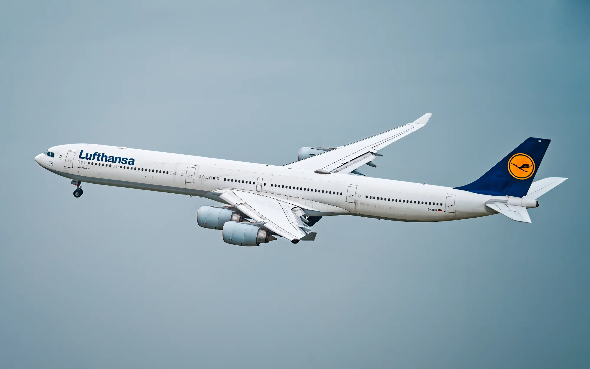 Lufthansa A340 im Steigflug — general photo by f, scored 6.8/10 by REVIEWR's AI critique