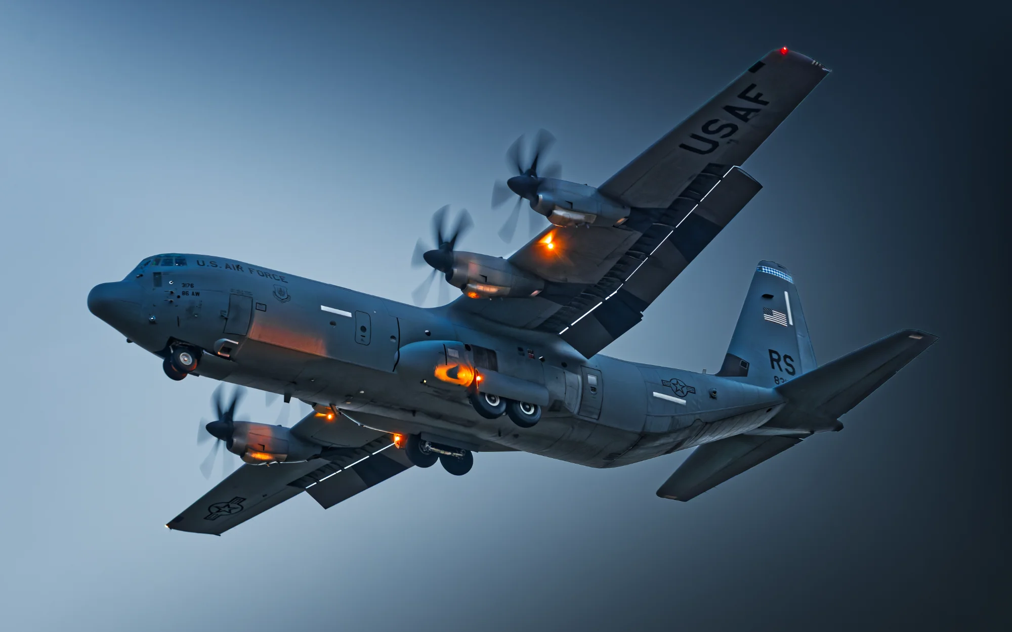 C-130 zur Blauen Stunde — general photo by f, scored 7.8/10 by REVIEWR's AI critique