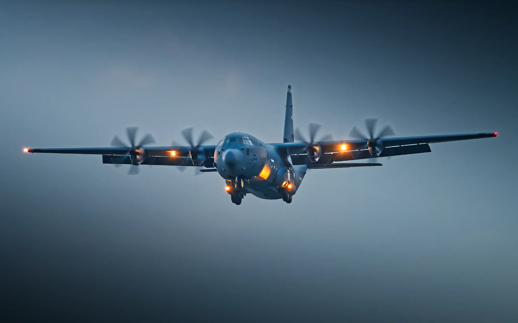 C-130 im blauen Dunst — general photo by f, scored 8.4/10 by REVIEWR's AI critique
