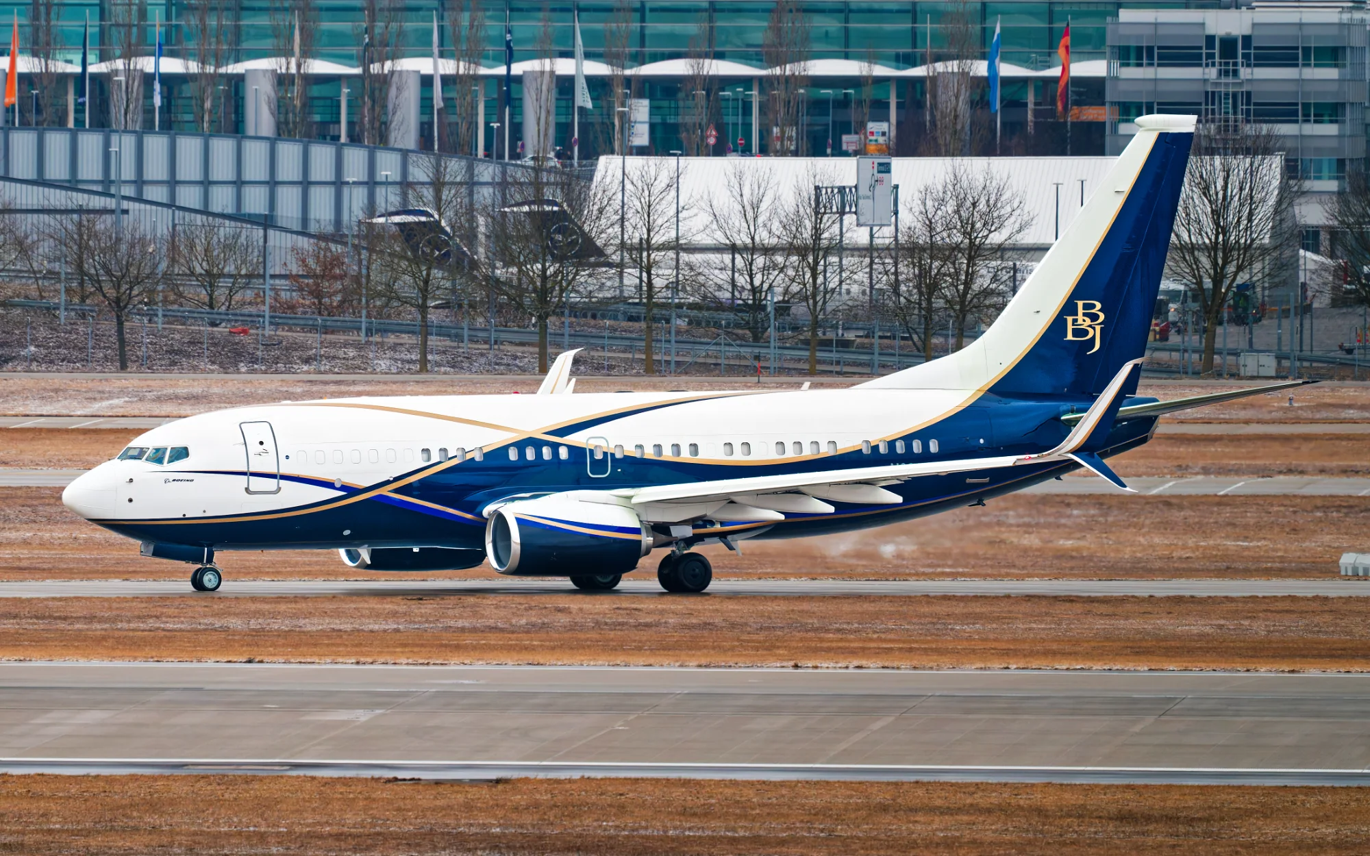 BBJ auf dem Rollfeld — general photo by f, scored 5.4/10 by REVIEWR's AI critique