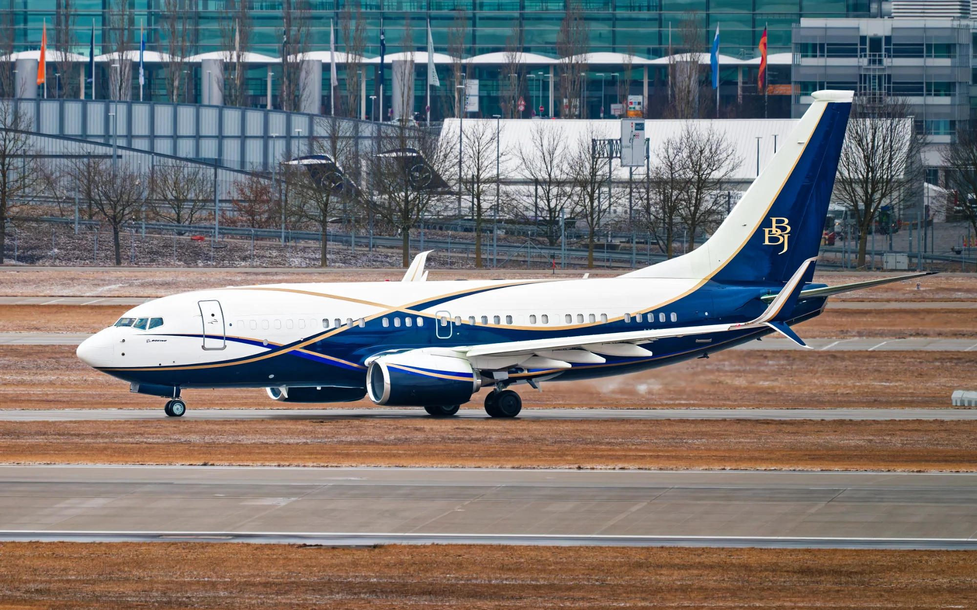 BBJ auf dem Rollfeld — general photo by f, scored 5.4/10 by REVIEWR's AI critique