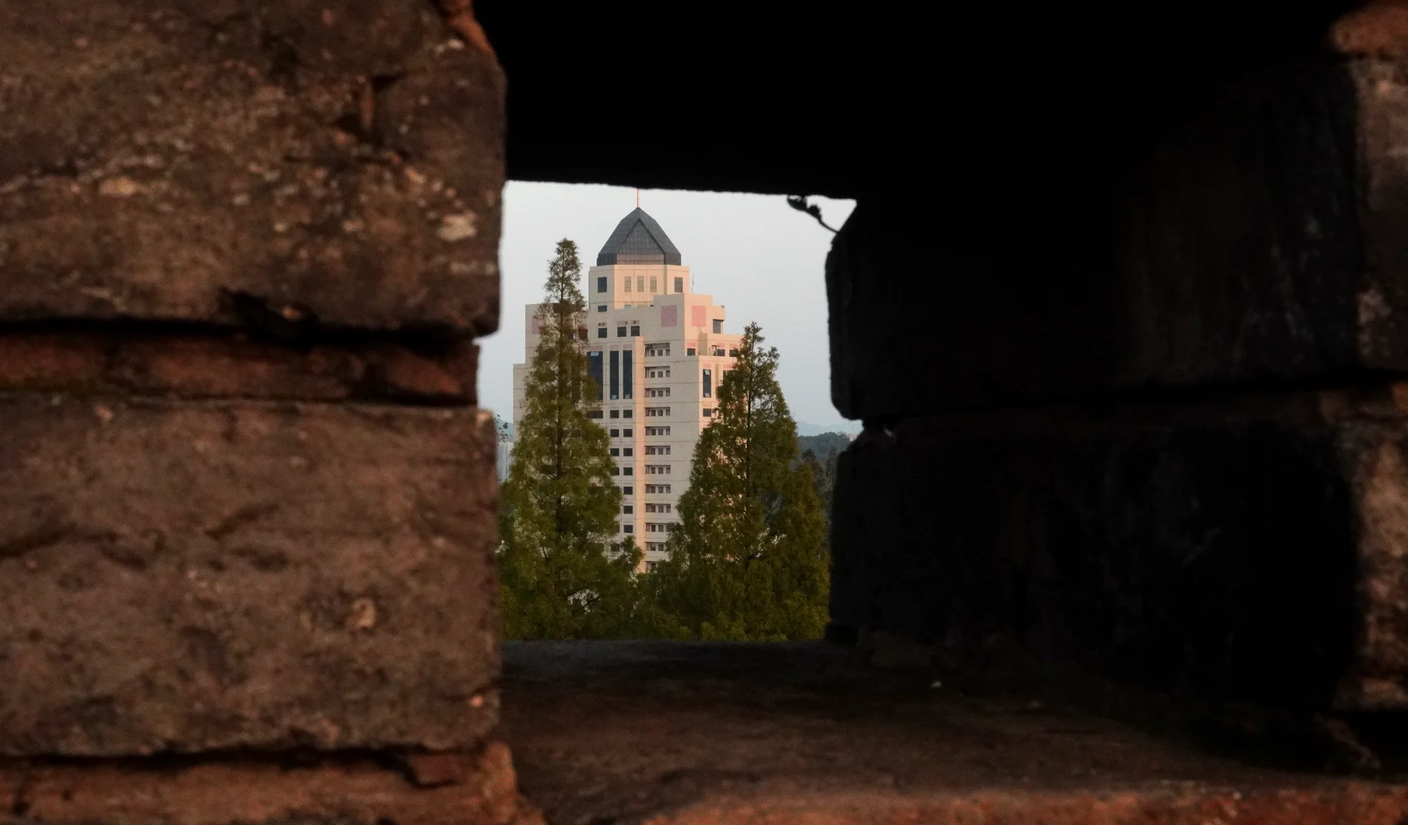 城墙上窥见高楼 — landscape photo by TidyGround , scored 7.1/10 by REVIEWR's AI critique
