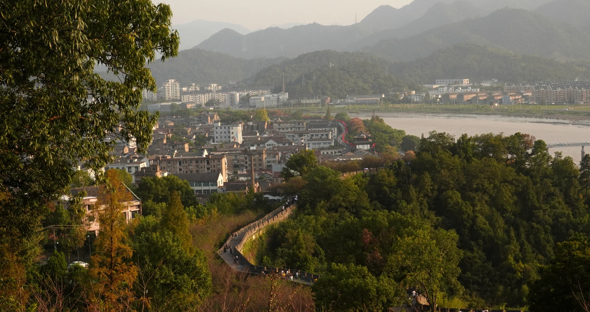 城市旁蜿蜒的长城 — landscape photo by TidyGround , scored 7.5/10 by REVIEWR's AI critique