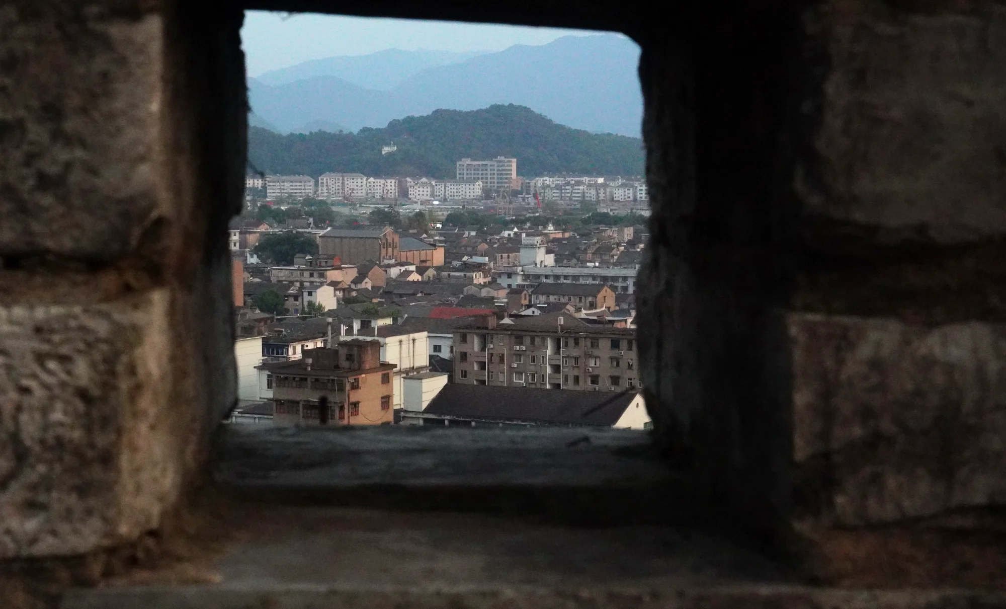 城墙上窥见城市 — landscape photo by TidyGround , scored 6.4/10 by REVIEWR's AI critique
