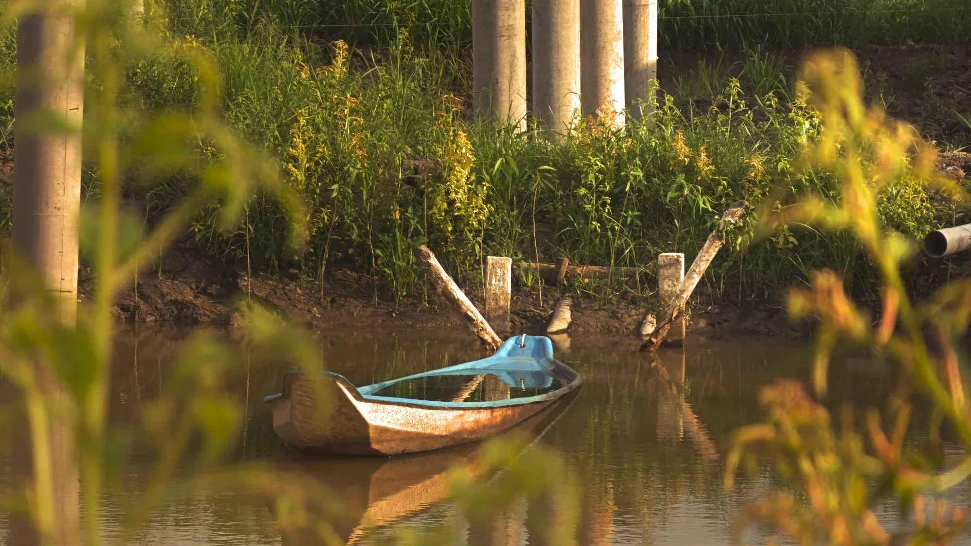 Sunken Blue Boat — landscape photo by August Zhang, scored 7.5/10 by REVIEWR's AI critique