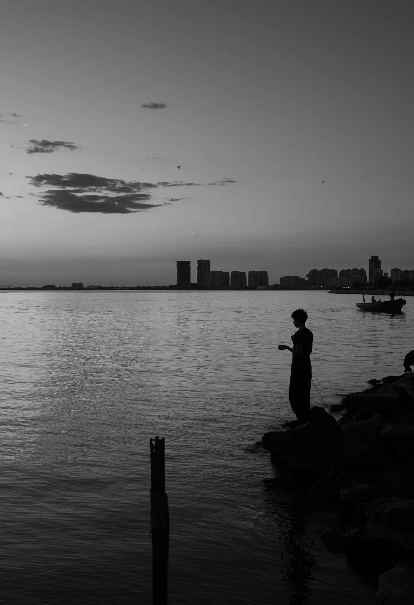 Street photo by Oral, scored 7.0/10 by REVIEWR's AI critique