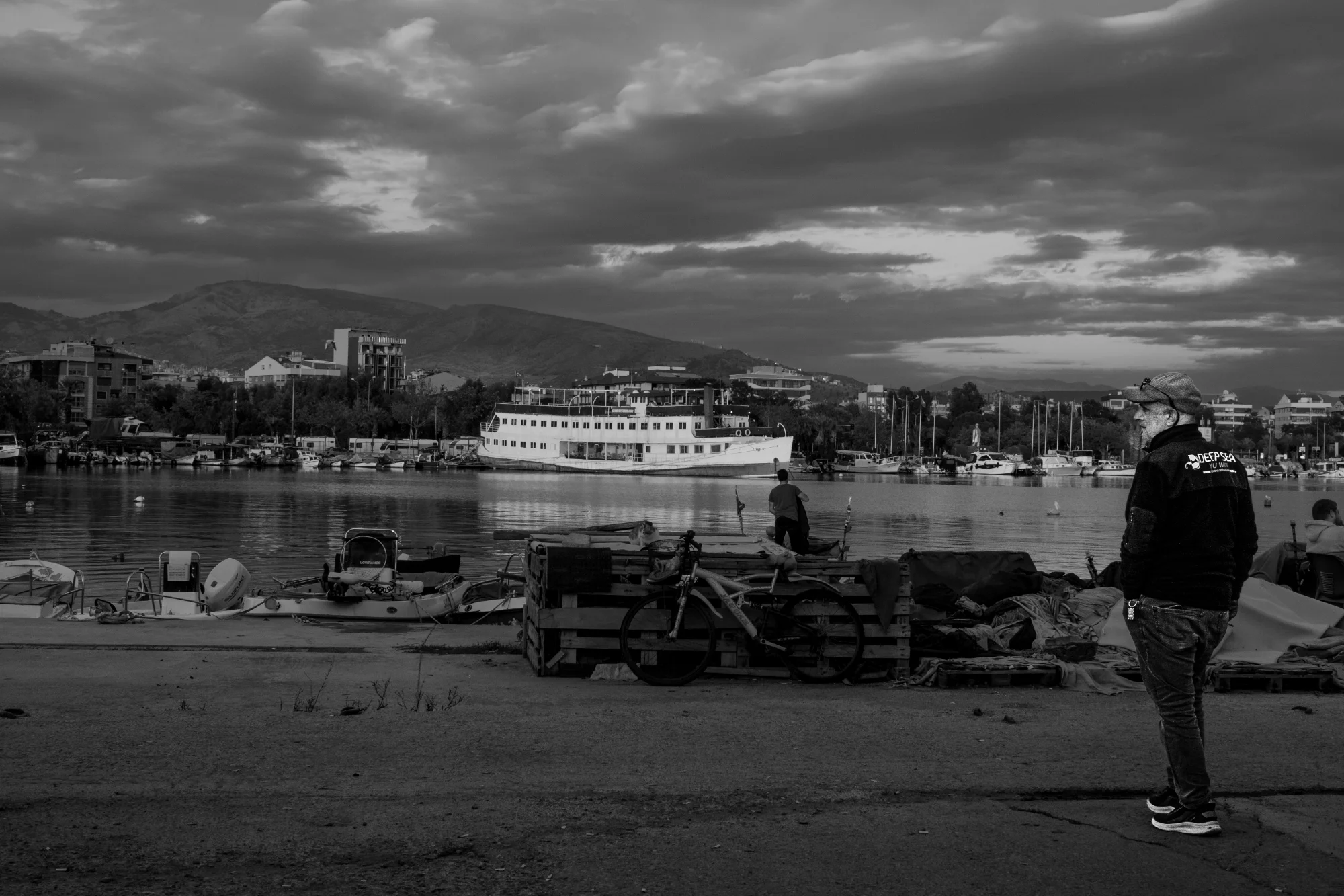 Sessiz Gözlem — street photo by Oral, scored 6.8/10 by REVIEWR's AI critique