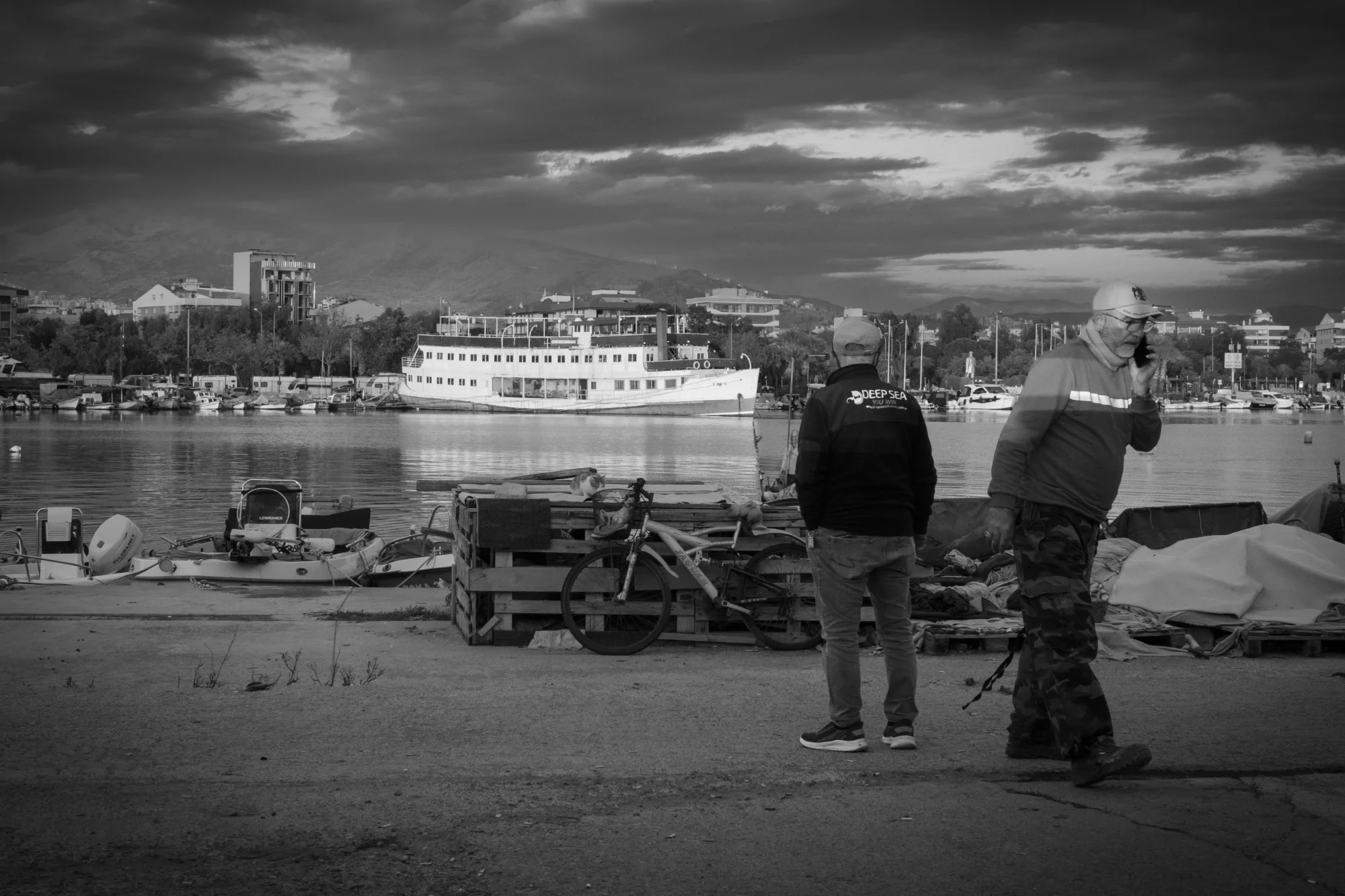 Limanda Bekleyiş — street photo by Oral, scored 6.8/10 by REVIEWR's AI critique