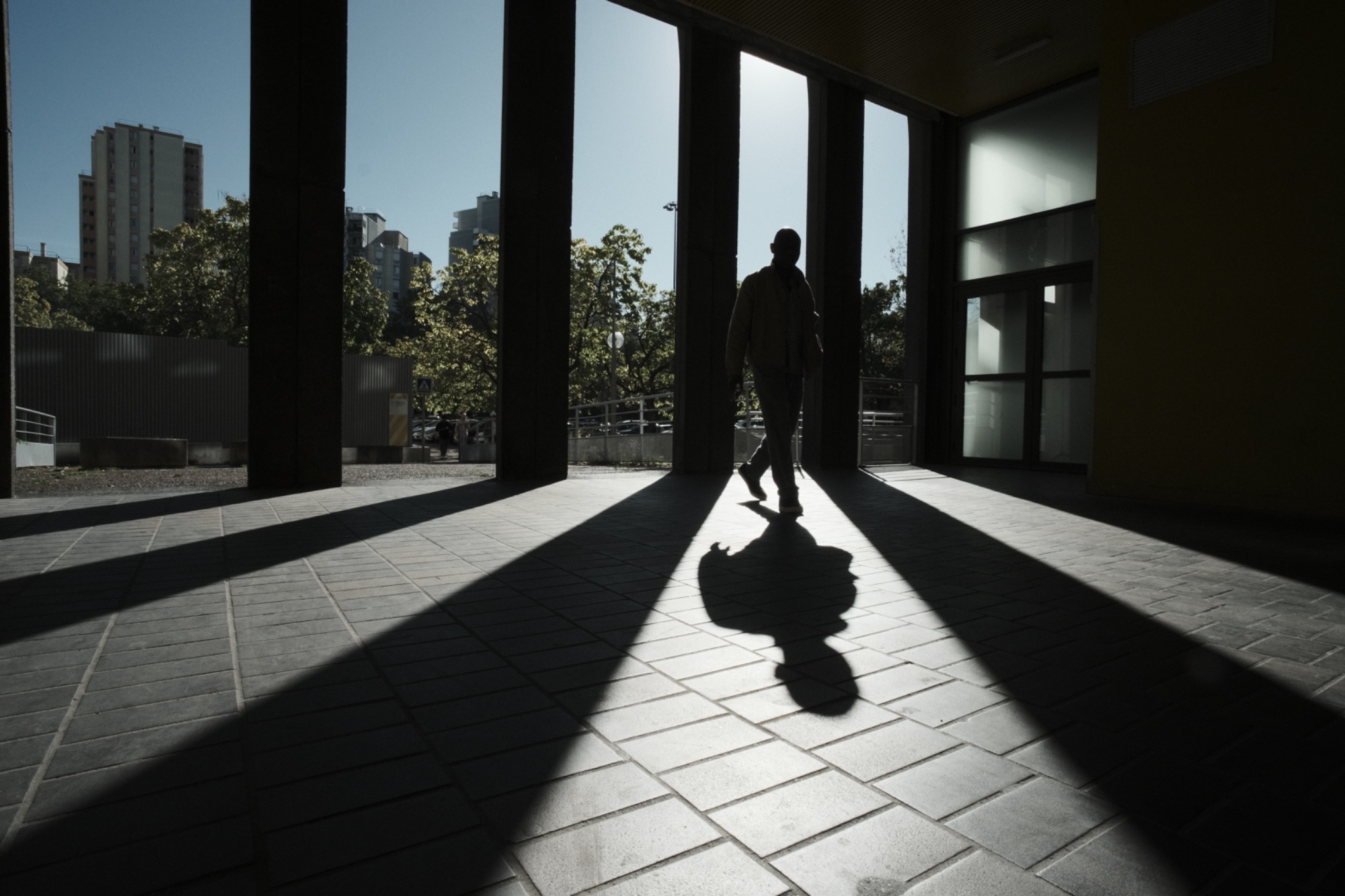 Street photo by Roma, scored 7.6/10 by REVIEWR's AI critique