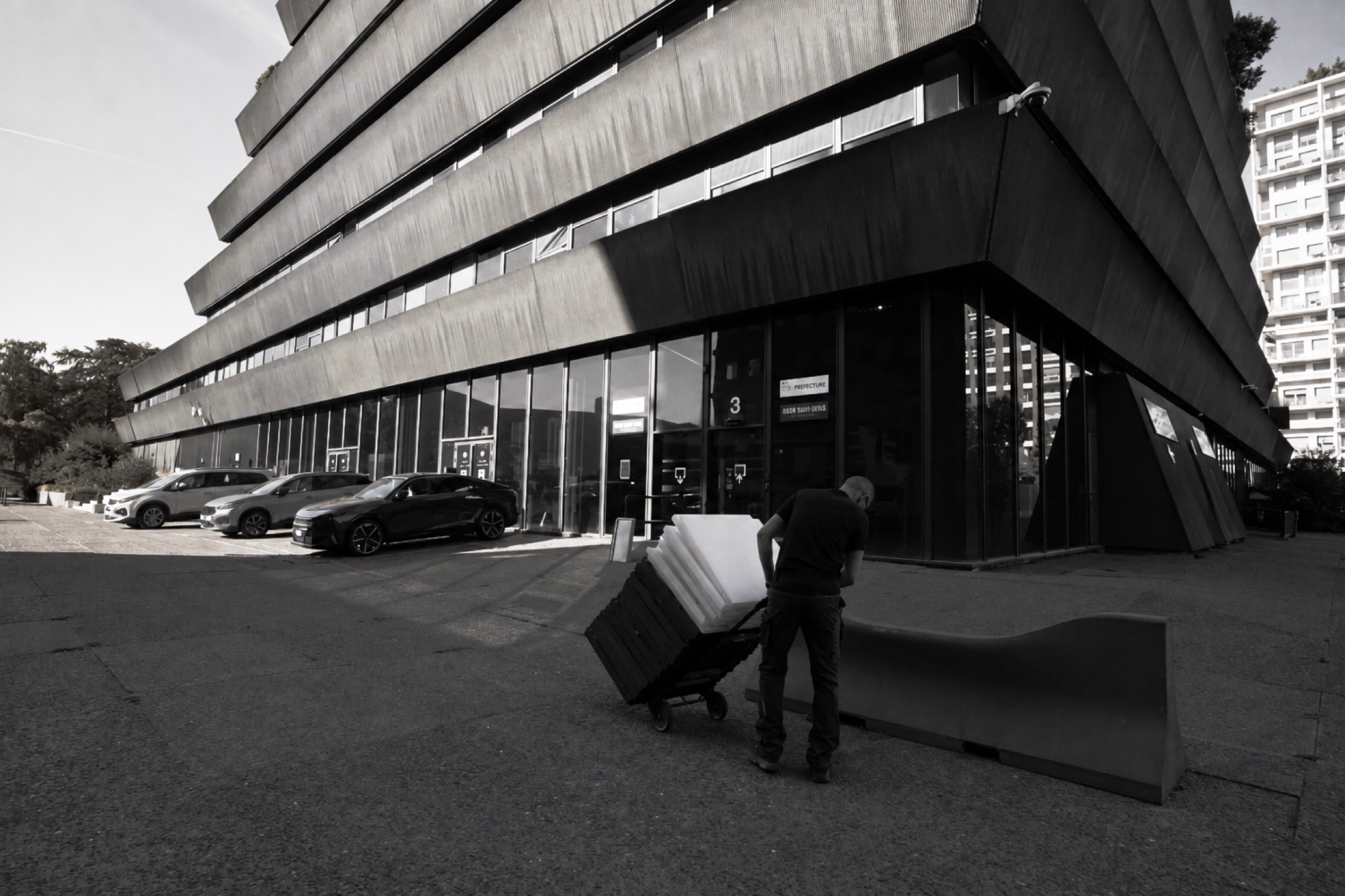 Street photo by Roma, scored 7.2/10 by REVIEWR's AI critique