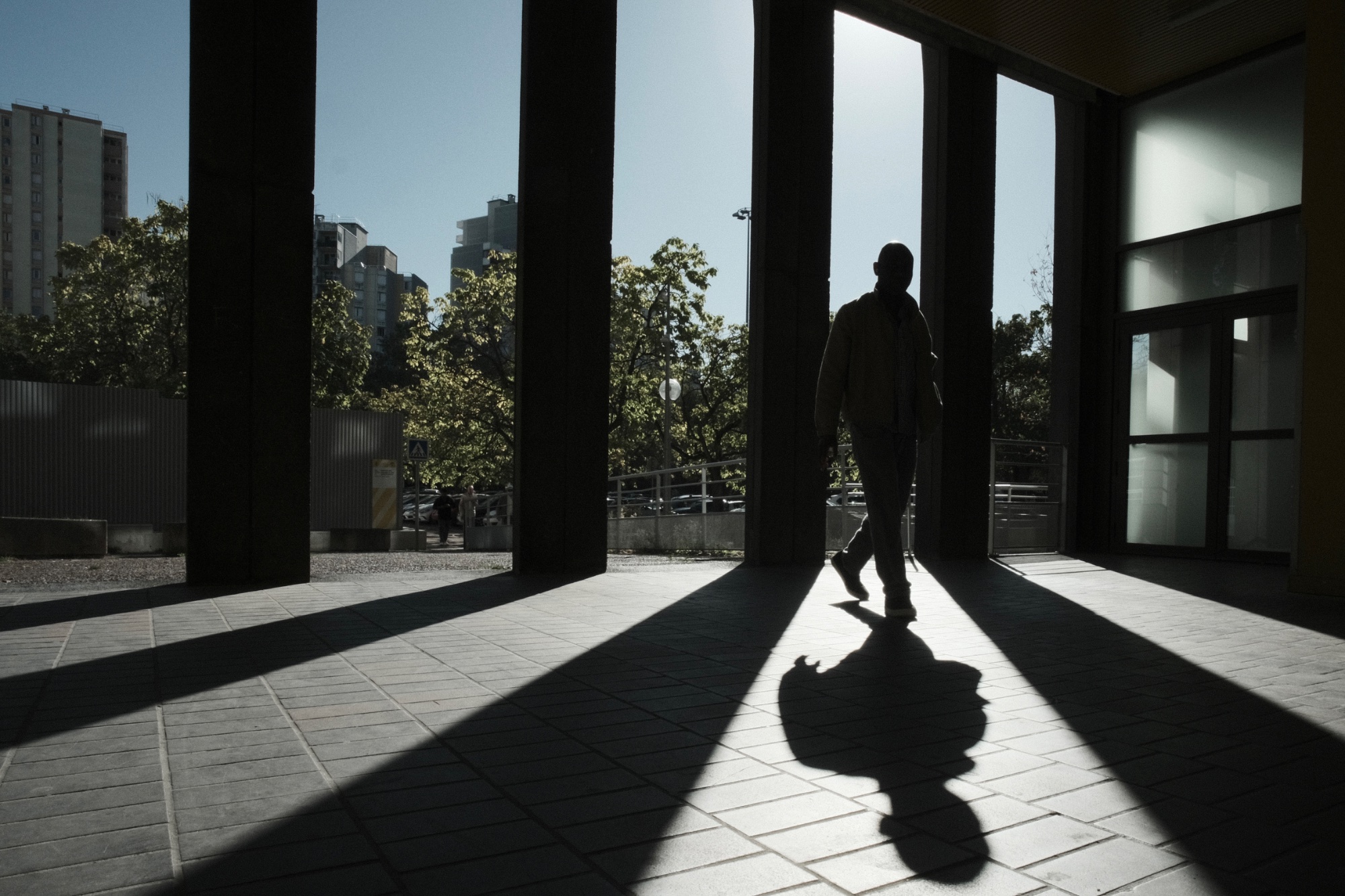 Street photo by Roma, scored 7.8/10 by REVIEWR's AI critique