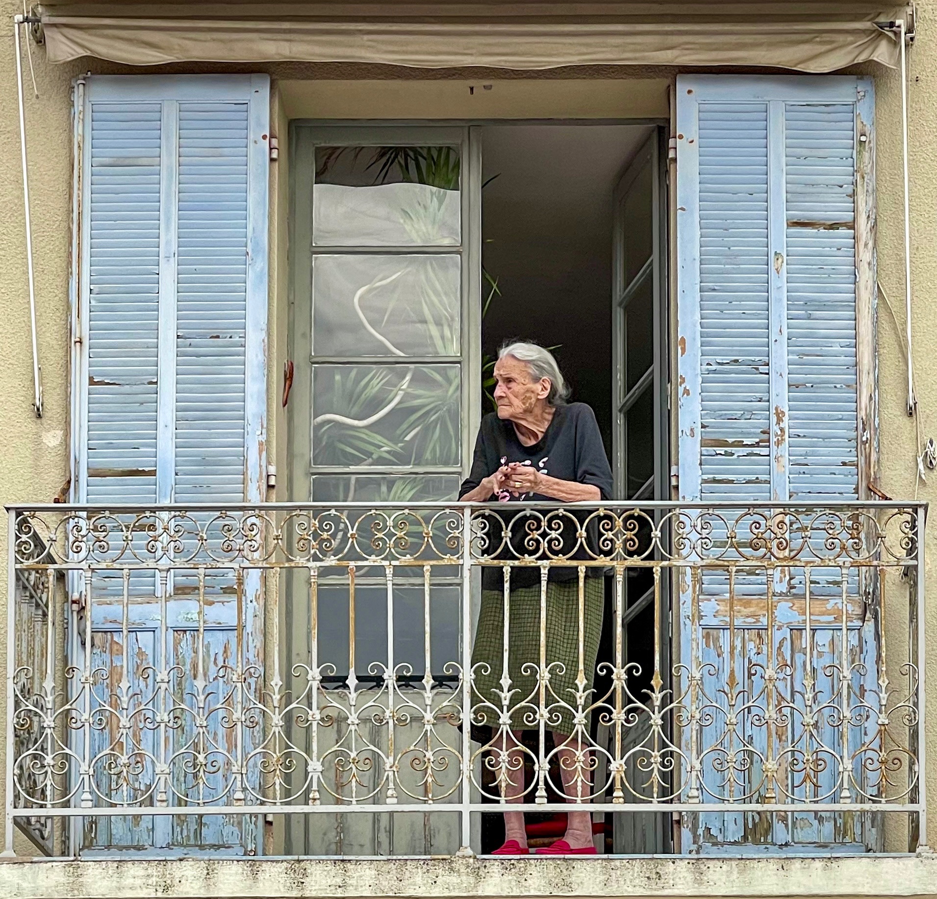 Street photo by Les Zackler, scored 7.4/10 by REVIEWR's AI critique