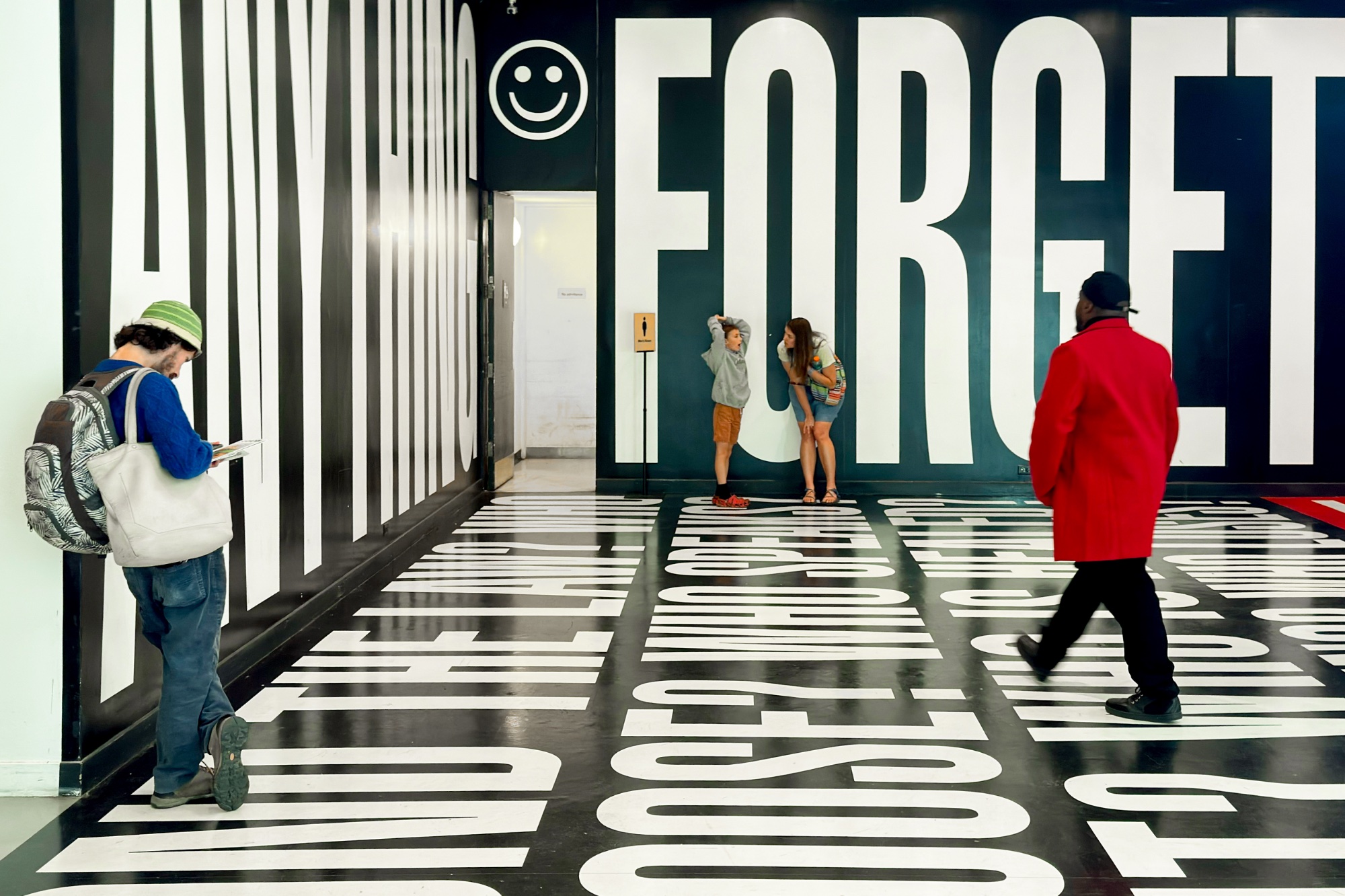 Graphic Disconnect — street photo by Les Zackler, scored 7.2/10 by REVIEWR's AI critique