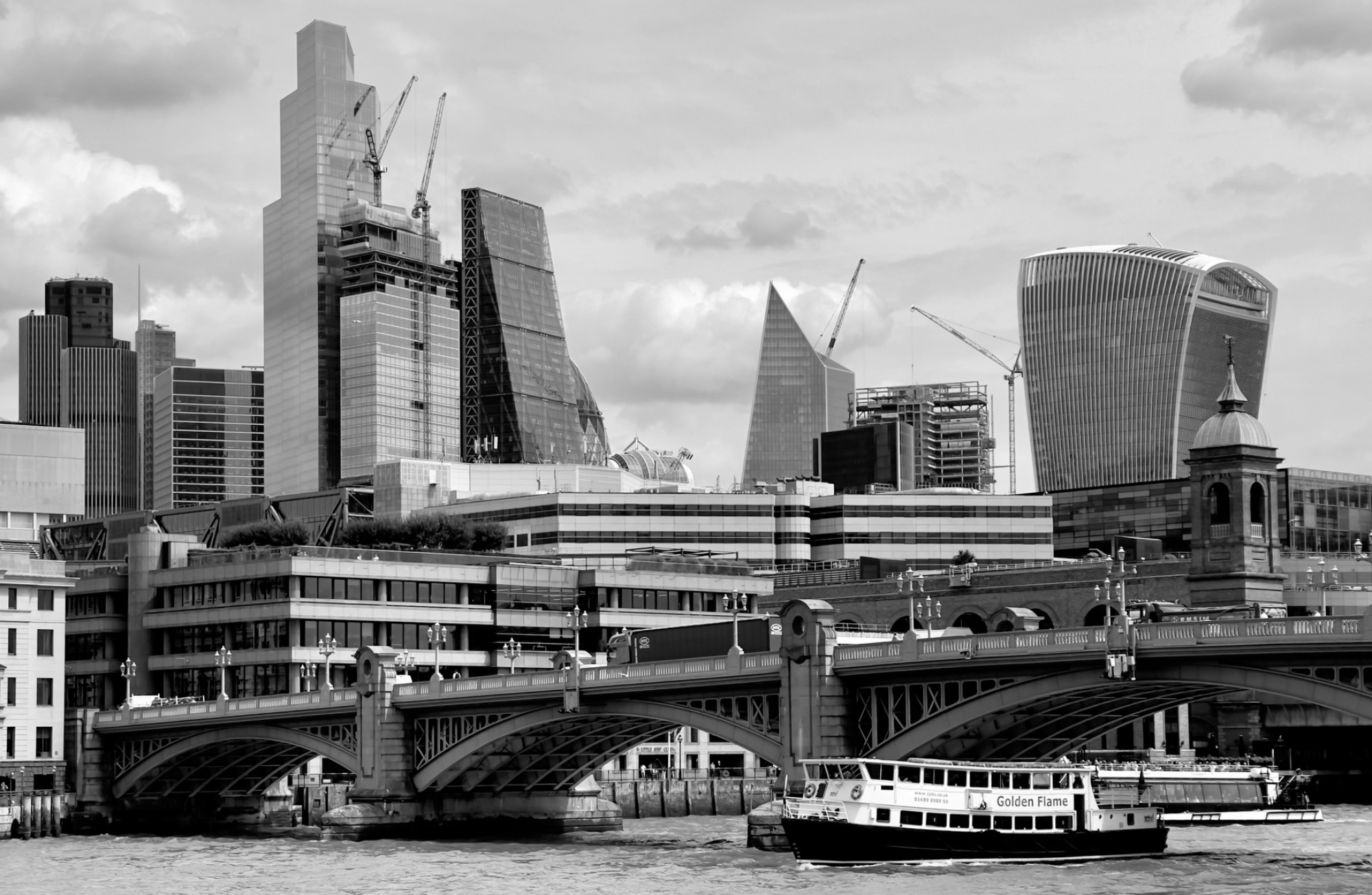 Thames Cityscape in Monochrome — landscape photo by Les Zackler, scored 7.2/10 by REVIEWR's AI critique