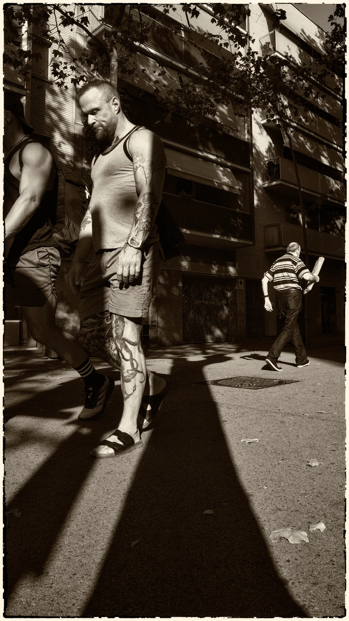 Ombres et Contrastes Urbains — street photo by bornefontaine, scored 7.3/10 by REVIEWR's AI critique