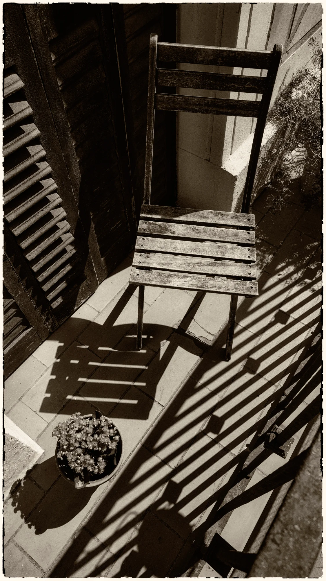 Balcony Geometry — abstract photo by bornefontaine, scored 7.6/10 by REVIEWR's AI critique
